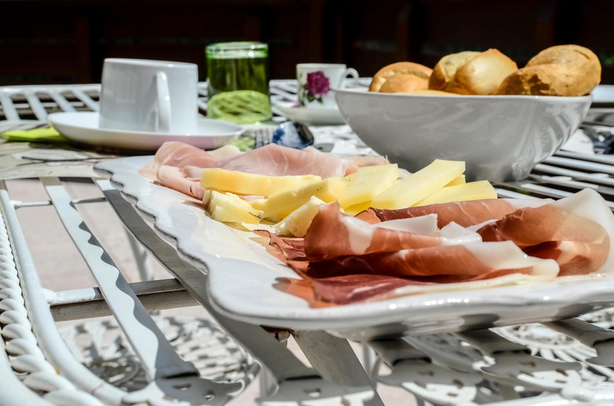 Fra Rose E Mughi Bed & Breakfast Domegge di Cadore Bagian luar foto