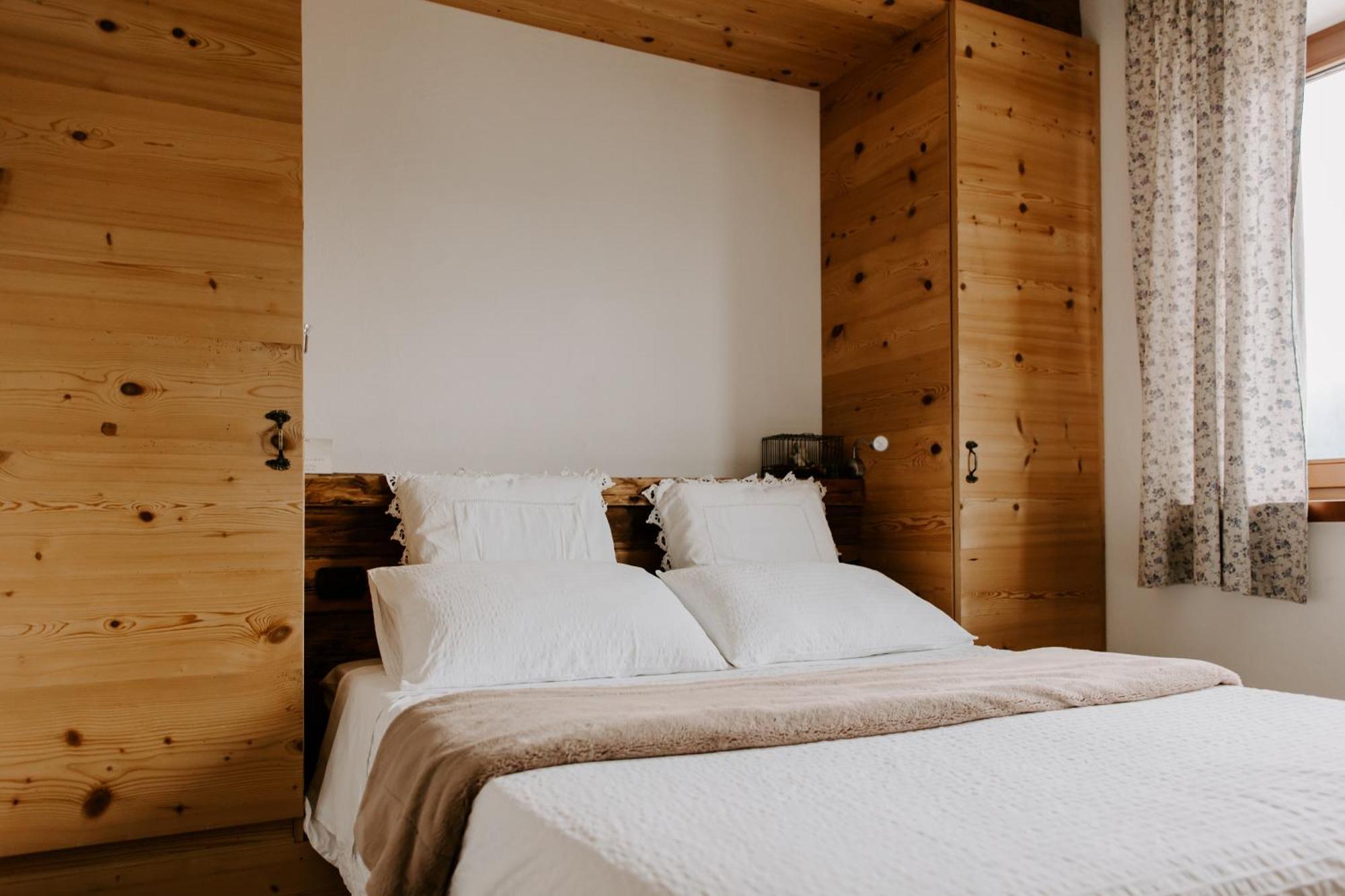 Fra Rose E Mughi Bed & Breakfast Domegge di Cadore Bagian luar foto