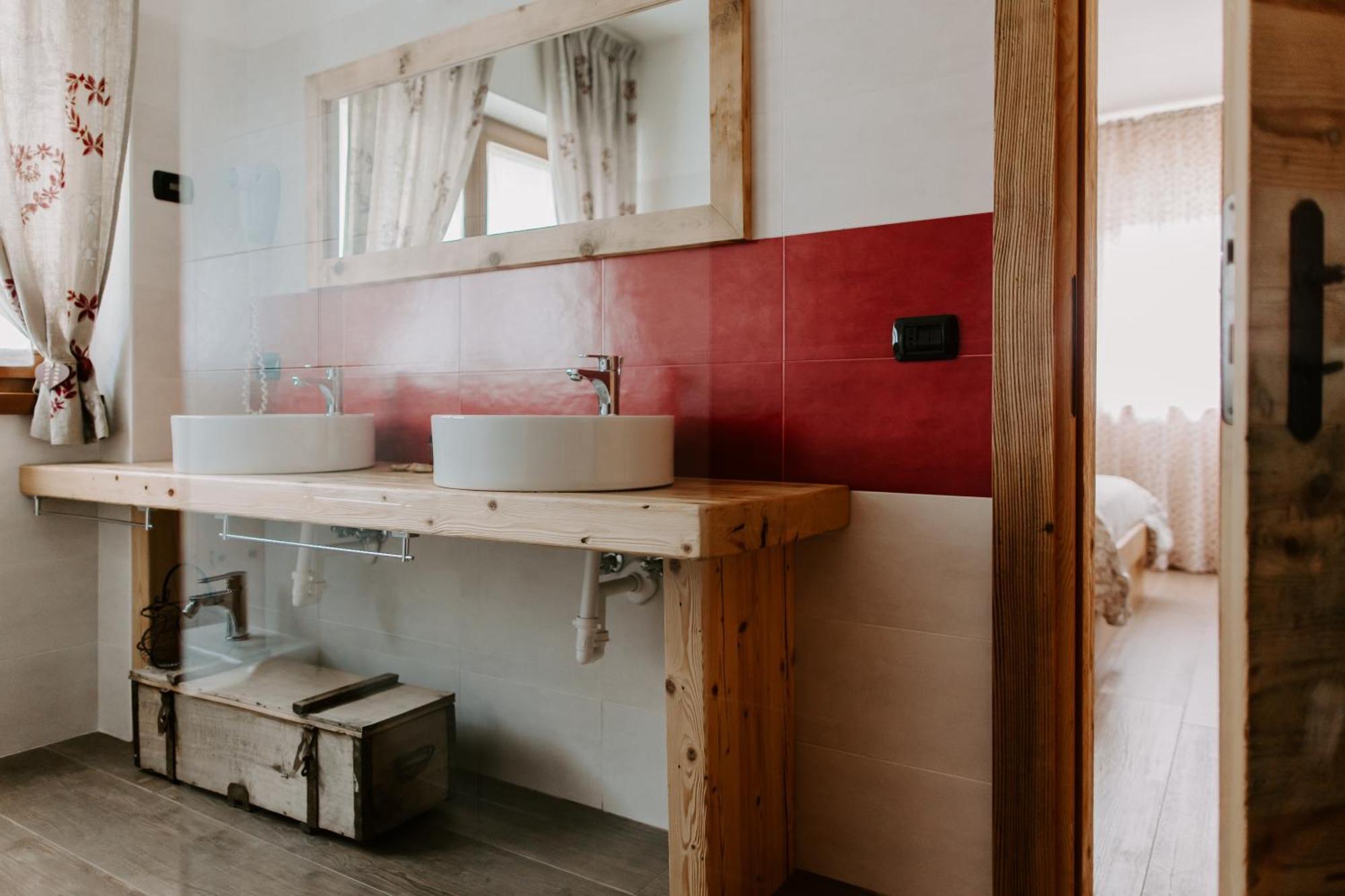 Fra Rose E Mughi Bed & Breakfast Domegge di Cadore Bagian luar foto