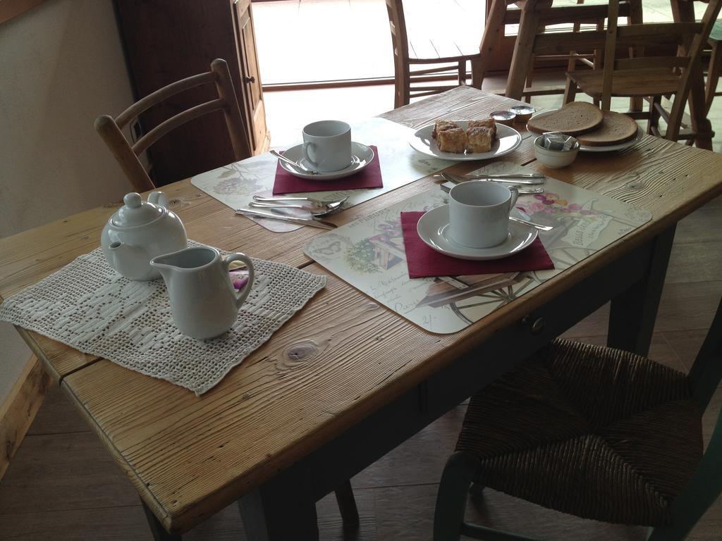 Fra Rose E Mughi Bed & Breakfast Domegge di Cadore Bagian luar foto